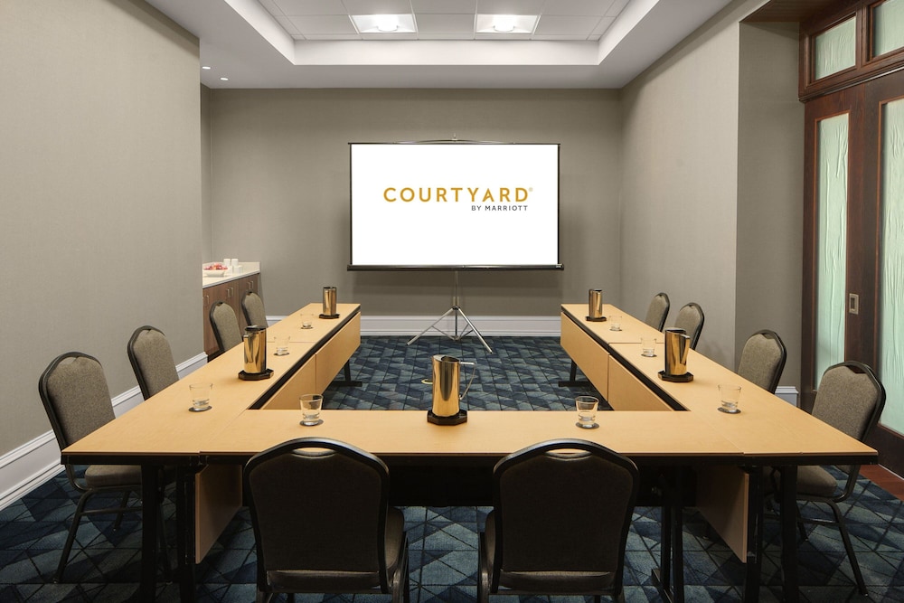 Courtyard by Marriott Chicago at Medical District UIC - photo 35