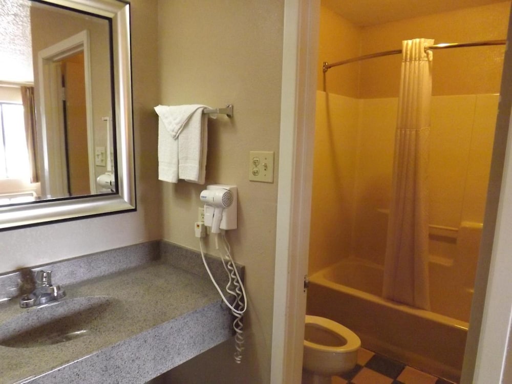 Executive Inn by OYO Kilgore North - photo 14