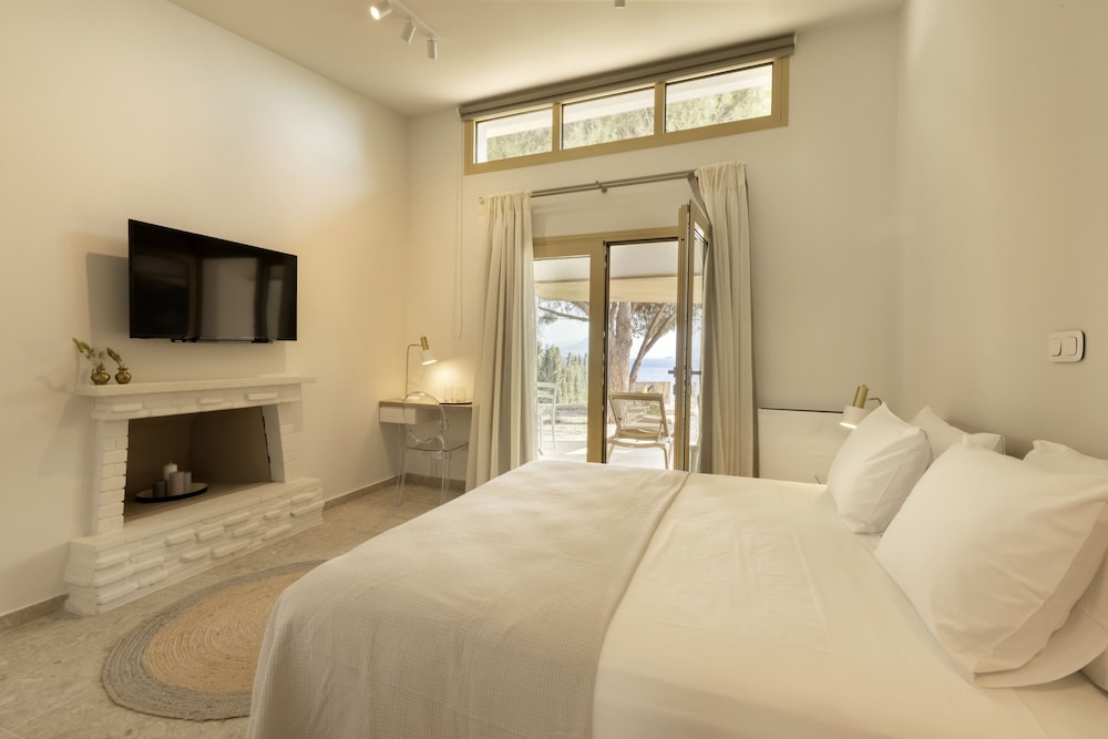 Villa Aura Loutraki — 4-Star Luxury Hotel in Loutraki, Greece