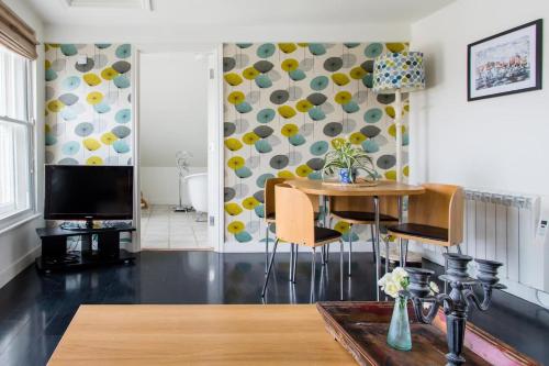 Stylish loft apartment moments from beach by Whitstable Holidays Bowline — 4-Star Luxury Hotel in Whitstable, United Kingdom
