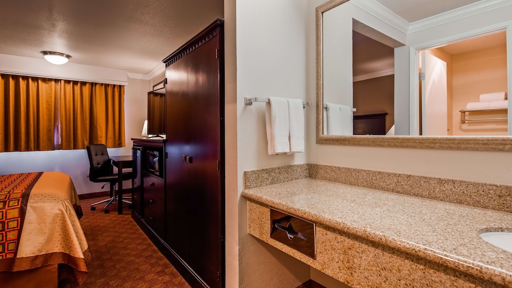 Lompoc Valley Inn and Suites - photo 10