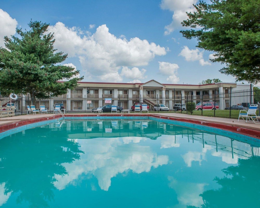 Econo Lodge Evansville - photo 11