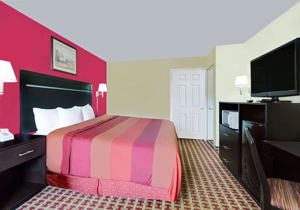 Days Inn by Wyndham Savannah - photo 15