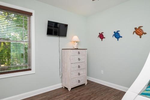 Pawsitively Paradise by Oak Island Accommodations - photo 12