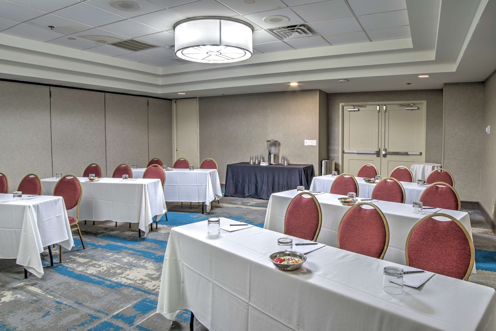 Embassy Suites by Hilton Indianapolis North - photo 37