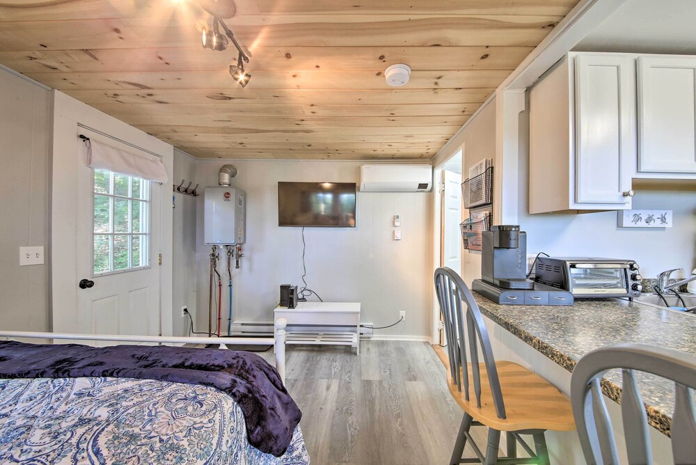 Lush Edgecomb Studio Cottage w Fire Table — Edgecomb — photo 3
