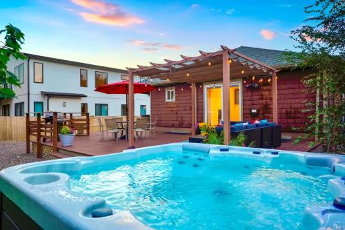 Shakedown St HOT TUB Fire Pit and 4 Miles to DT in Denver, United States