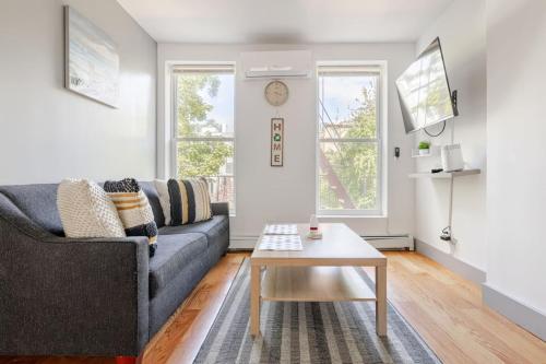 Sleek and New 3BR Brooklyn Apt only 10 Min to Manhattan — 4-Star Luxury Hotel in Brooklyn, United States
