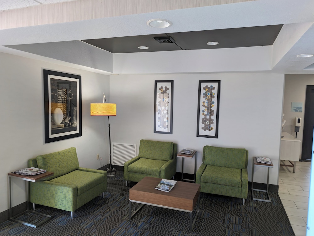 Holiday Inn Express Hotel & Suites by IHG - photo 29