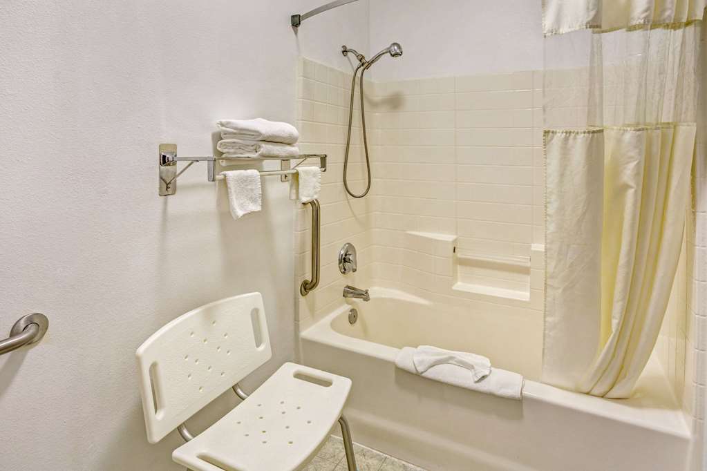 Days Inn & Suites by Wyndham Gresham - photo 11