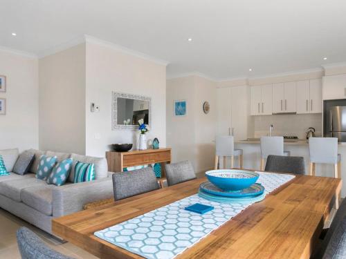 Rosebay Walk To The Foreshore in Rosebud, Australia