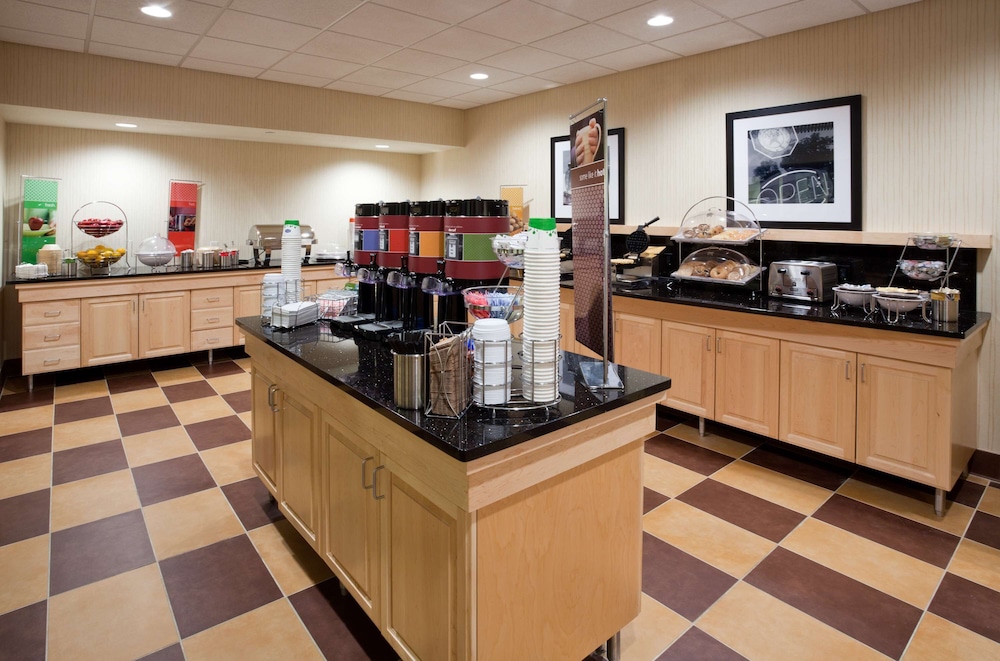 Hampton Inn & Suites Minot Airport - photo 27