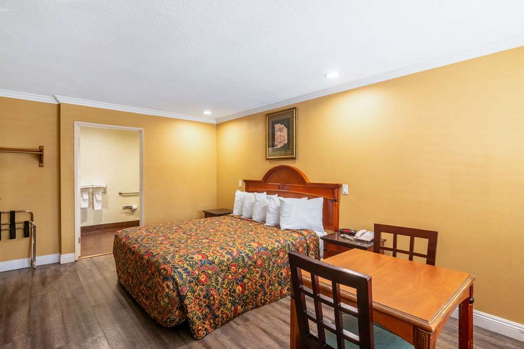 Rodeway Inn Artesia Cerritos - photo 9