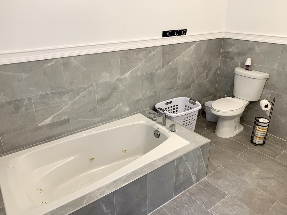 The Wheel of Fortune Duplex 8BR Parking - photo 31