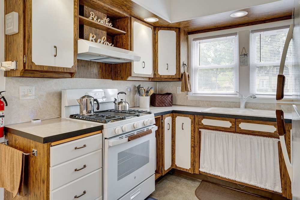 Cozy Hart Getaway with Fire Pit Less Than 1 Mi to Lake — hotel in Hart