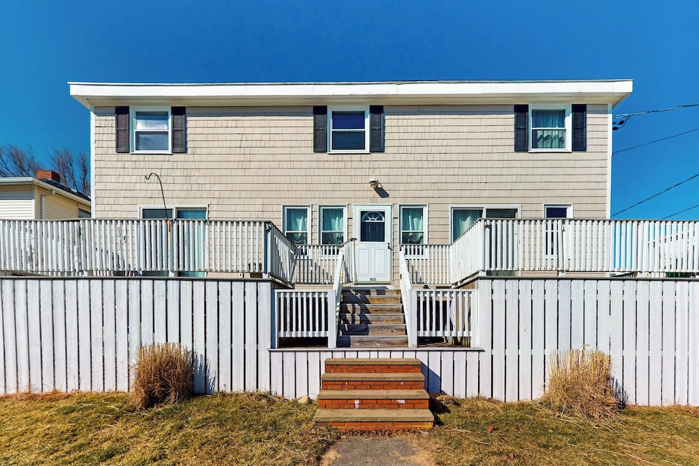 Walk to Scituate Beach Dog Friendly Group Getaway — hotel in Scituate
