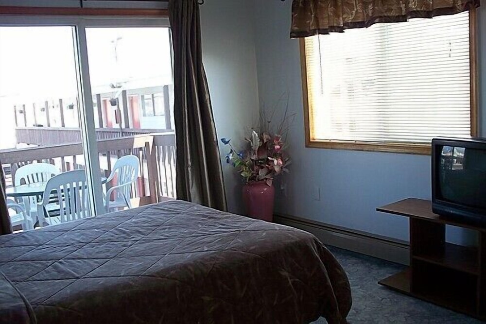 Aquarius Arms Motel - photo 6