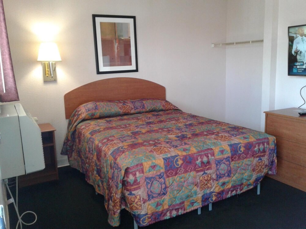 InTown Suites San Antonio East - photo 7
