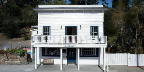 Smiley’s Saloon & Hotel pet-friendly hotel Bolinas
