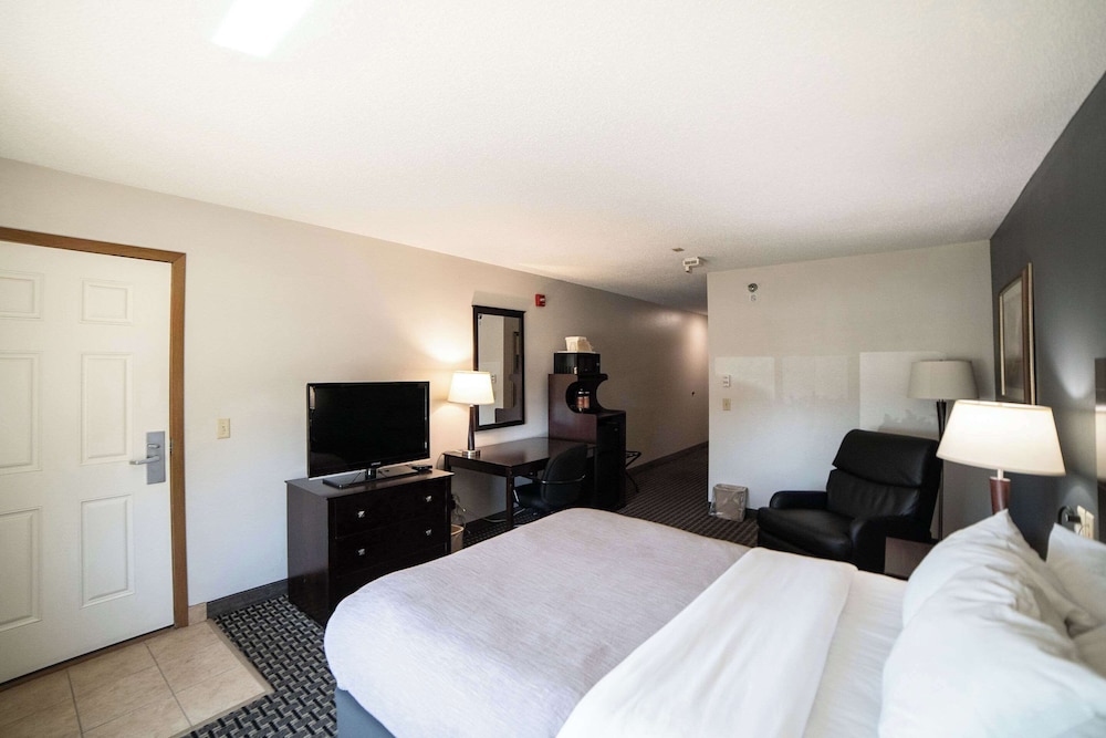 Quality Inn & Suites Watertown near Prairie Lakes Ice Arena - photo 9