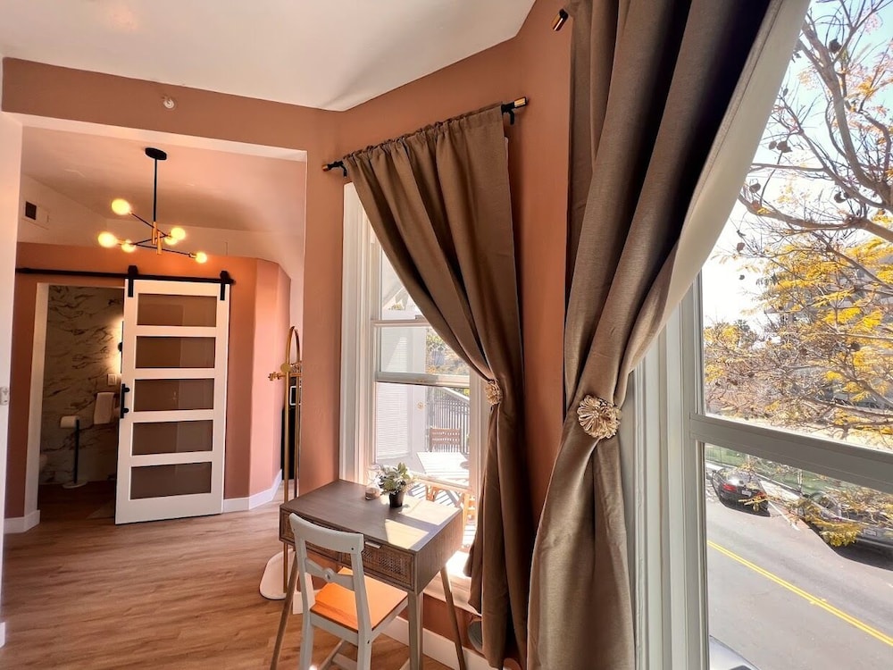 Somerset - last minute hotel in San Diego