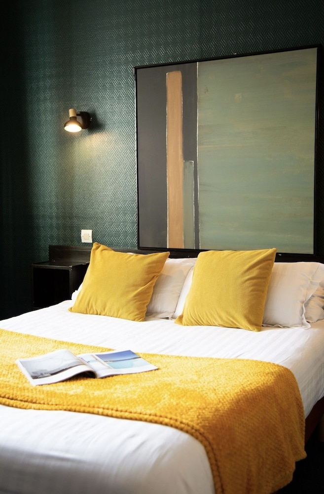 Hôtel des Pins — hotel in Jullouville