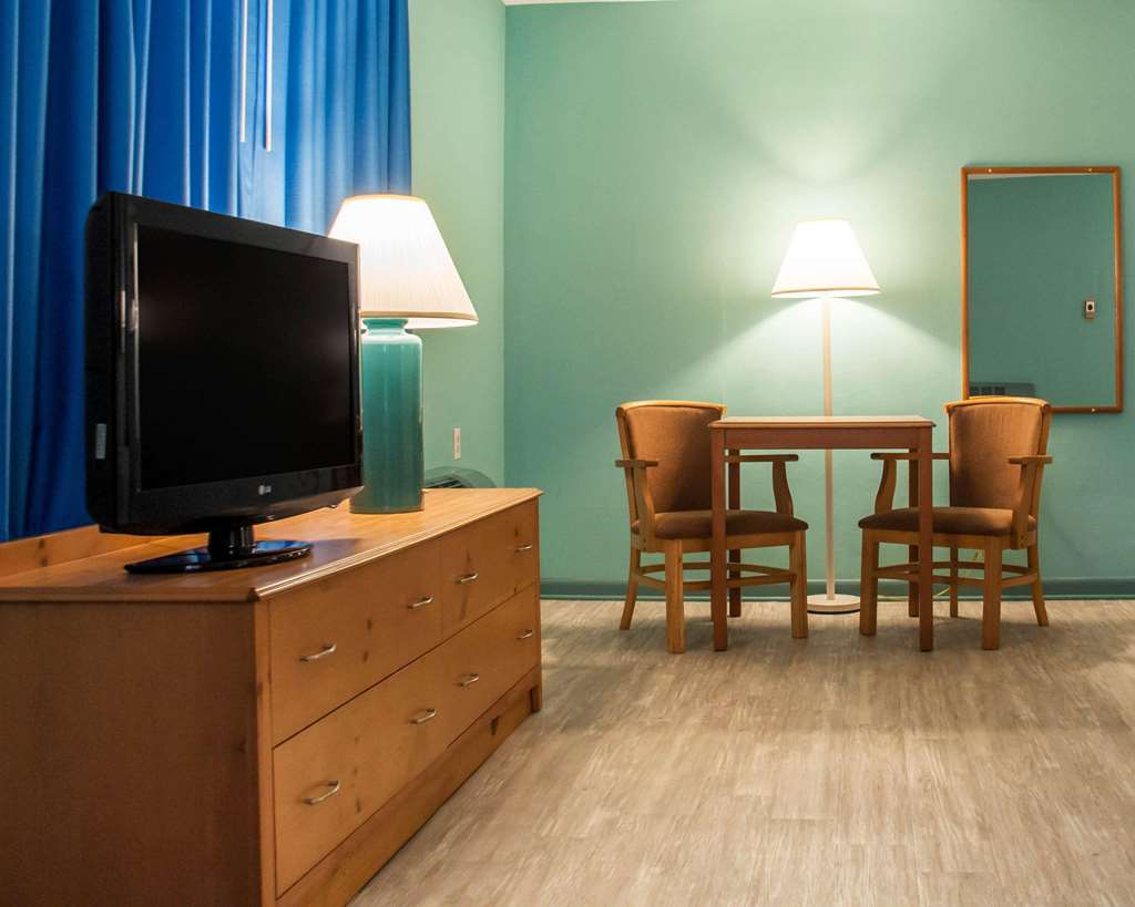 Econo Lodge South - photo 7