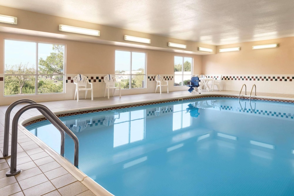 Country Inn & Suites by Radisson Davenport Quad Cities - photo 21