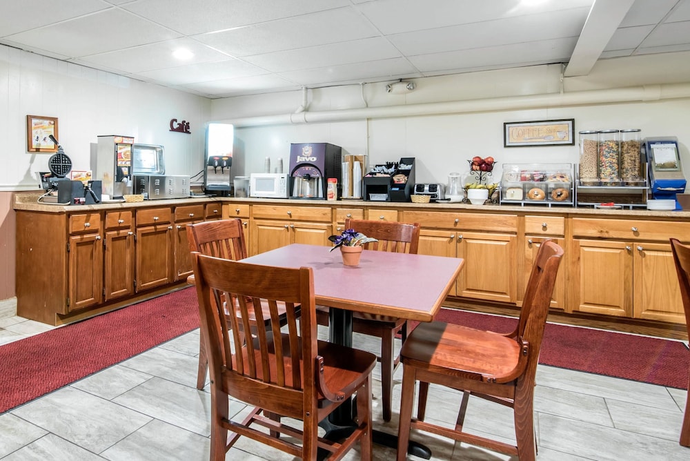 Econo Lodge Inn & Suites Tilton - photo 28
