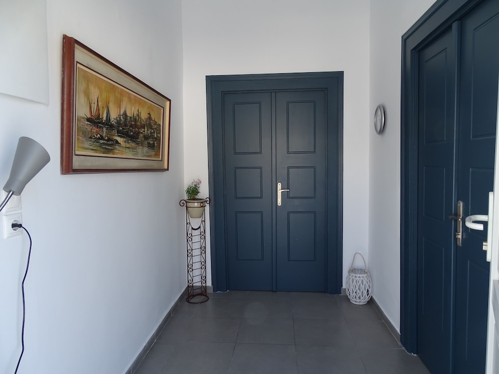 Kamares Neoklassiko — Fira — photo 2