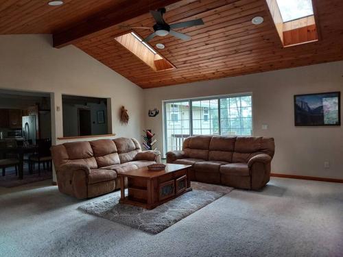 Large Home at Yosemite Gateway — 4-Star Luxury Hotel in Groveland, United States