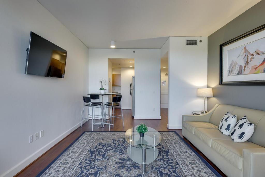 Spacious Downtown Location great for work and relaxing - photo 37