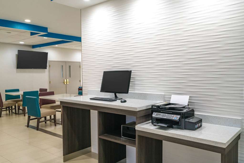La Quinta Inn & Suites by Wyndham Latham Albany Airport - photo 35
