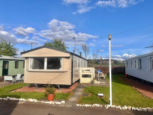 Two Bedroom Willerby Caravan Located in Uddingston Glasgow at Maryville Caravan Site — 4-Star Luxury Hotel in Uddingston, United Kingdom
