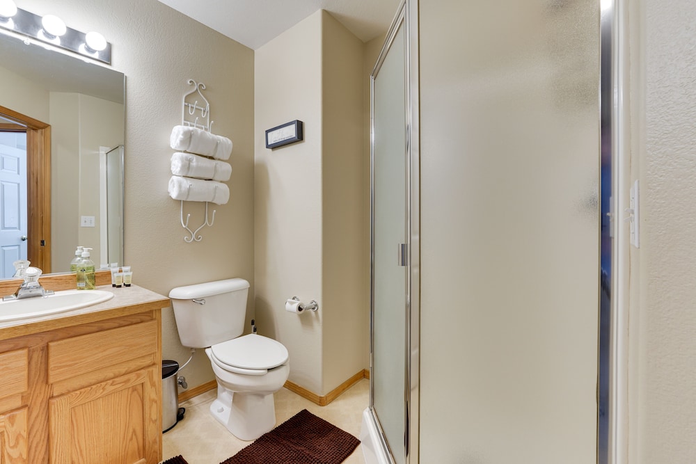 Klamath Falls Townhome w Deck & Resort Amenities - photo 12