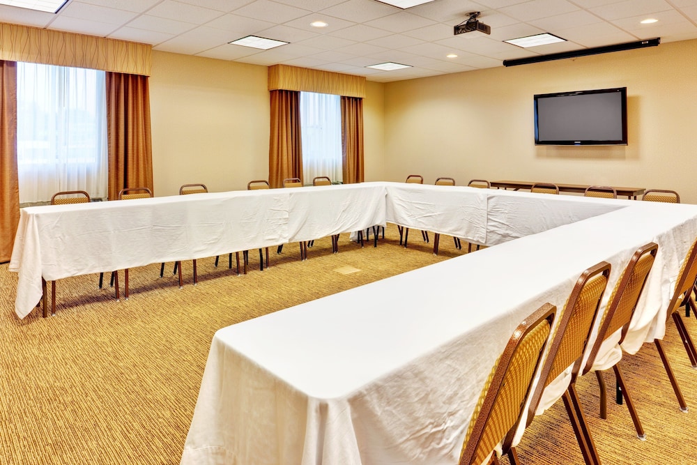 Holiday Inn Express Hotel & Suites BYRAM by IHG - photo 38