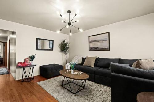 Newly Renovated GEM Work Crews Welcome — 4-Star Luxury Hotel in Lincoln Park, United States