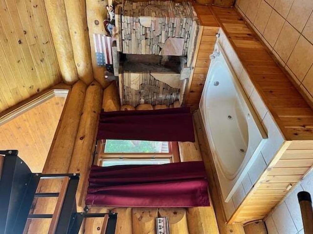 American Views 2 Bedroom Cabin by Heavenly Views Resort in Gatlinburg, United States