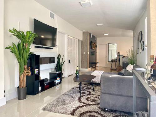 Modern Home w Jacuzzi Near Wynwood Design District MIA Airport — 4-Star Luxury Hotel in Miami, United States