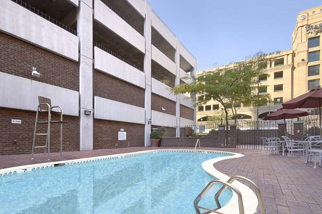 Days Inn by Wyndham Baltimore Inner Harbor - photo 10