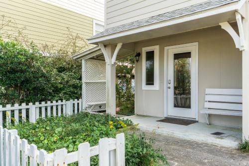 Yorkshire by Oak Island Accommodations - photo 33