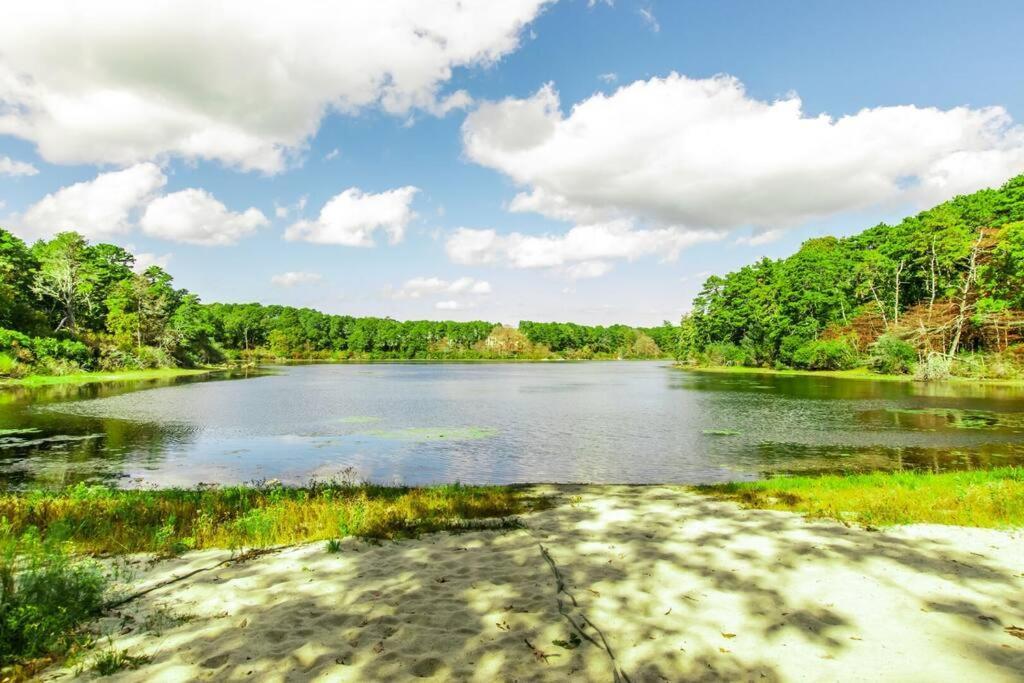 Full Sand Volleyball Court Walk to Pond — hotel in Brewster