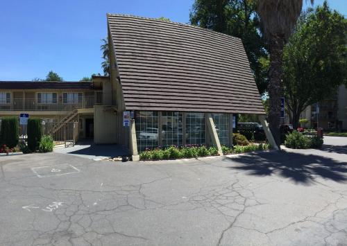 Discovery Inn - carbon neutral hotel in Modesto