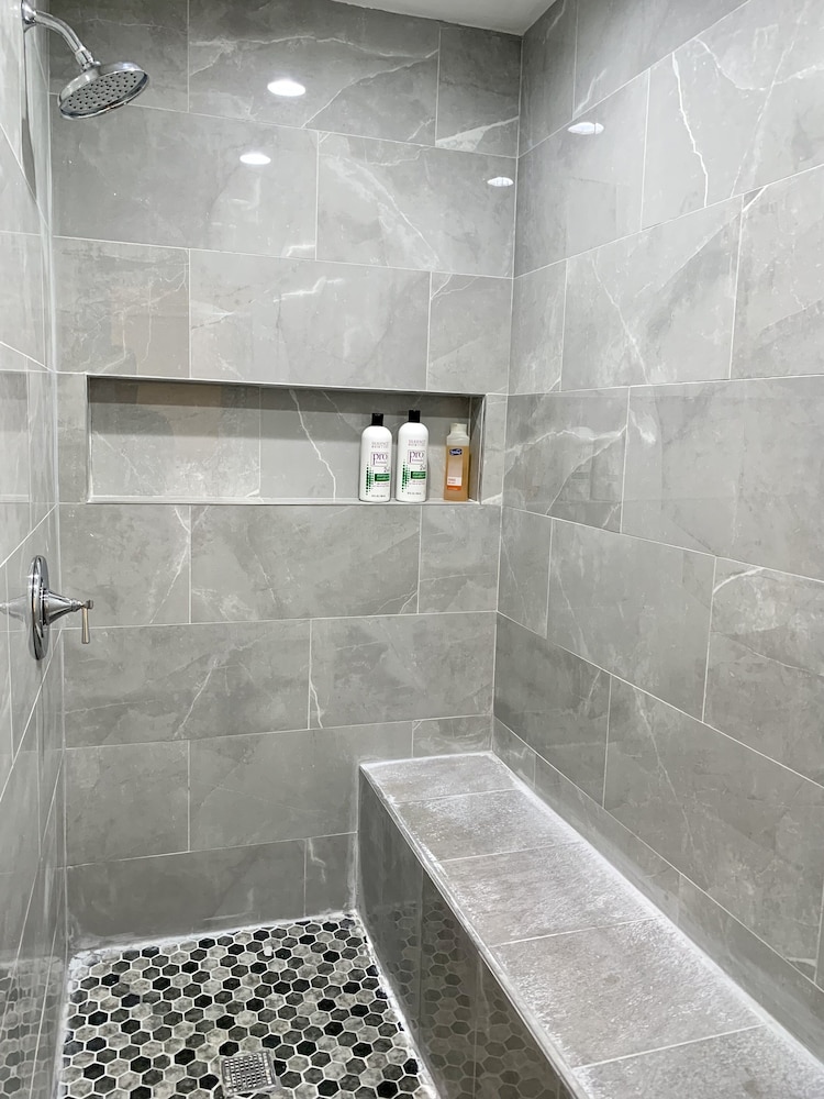 The Wheel of Fortune Duplex 8BR Parking - photo 35