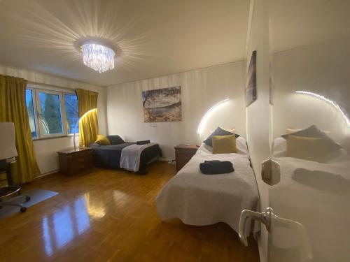 Stockholm Arlanda gratis parkering Wifi Fiber 1Gb 2 enkelsängar Långtidsboende rymligt o Garderober Room2 — hotel in Taby
