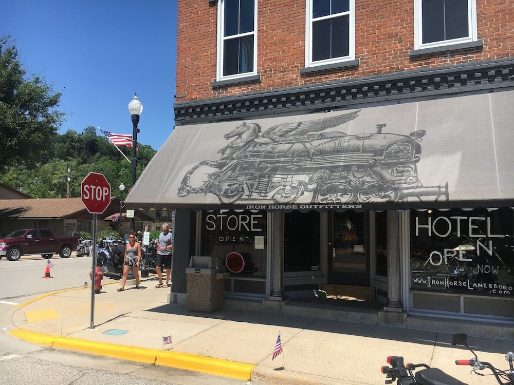 Iron Horse Outfitters and Inn - photo 5