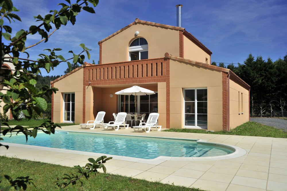 Estivel Les Villas Royal Green — 4-Star Luxury Hotel in Pont-De-Larn, France
