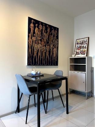 Luxury Art apt Downtown Metro Bangkok Kitchen living room