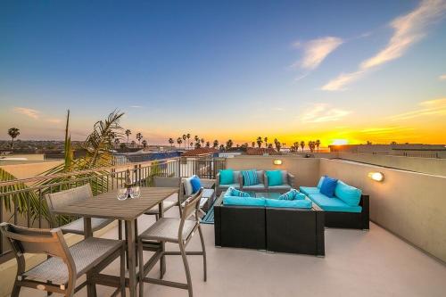 Stunning South Mission Home with Private Rooftop & Ocean Views — 4-Star Luxury Hotel in San Diego, United States