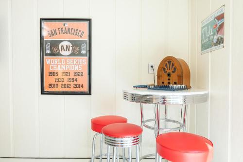 Happy Days Downtown Guerneville BBQ Game Room Fast WiFi Dog Friendly - photo 16